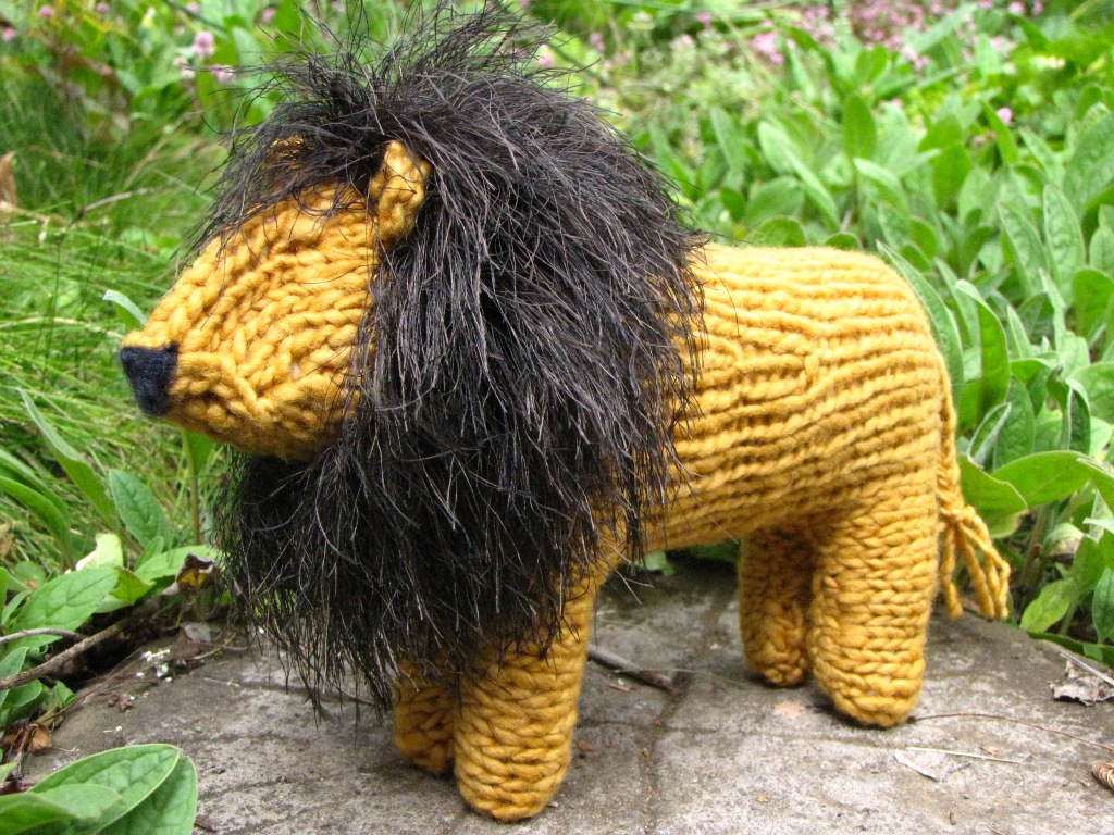 knitted lion pattern